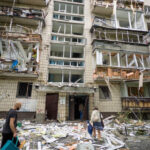 video miracol la kiev o tanara a fost aruncata de la etajul noua de suflul exploziei unei rachete rusesti si a supravietuit 688d08a2dc7a5