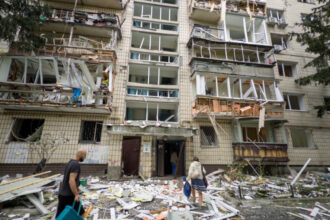 video miracol la kiev o tanara a fost aruncata de la etajul noua de suflul exploziei unei rachete rusesti si a supravietuit 688d08a2dc7a5