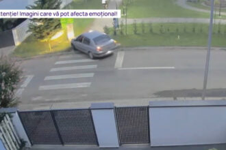 video momentul in care un barbat intra cu masina pe aleile pietonale dintr un parc in urmarirea unor biciclisti 688cef3f7d12e