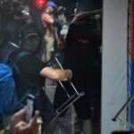 video scene de razboi in serbia manifestantii au devastat sediul partidului de guvernamant din novi sad zeci de raniti si arestati 689ee024207f9