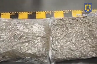 video un tanar din arad a fost prins in flagrant in timp ce ridica 13 kilograme de droguri sosite prin curier din spania 689360f24f282