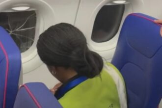 video zbor londra bacau cu scoci la geam pasagerii hohote de ras cand personalul companiei a aplicat banda adeziva 68b2a3e771e95