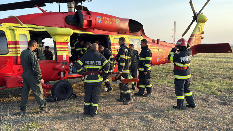 videofoto pompierii inca se lupta sa stinga incendiul de vegetatie din tulcea focul se intinde pe 8 hectare intervin si 3 elicoptere black hawk 6894fbdbaeebe