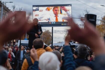 zeci de scandalagii retinuti la chisinau protestau dupa ce fugarul ilan sor le a promis mii de dolari daca ies in strada 68a26da21c2e5