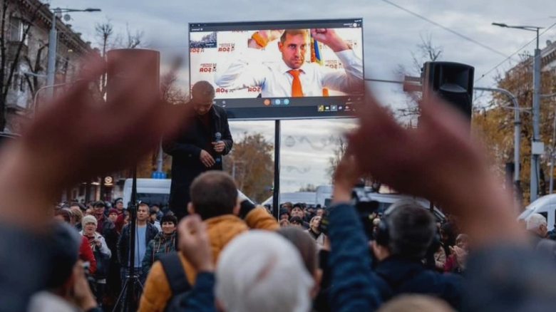zeci de scandalagii retinuti la chisinau protestau dupa ce fugarul ilan sor le a promis mii de dolari daca ies in strada 68a26da21c2e5