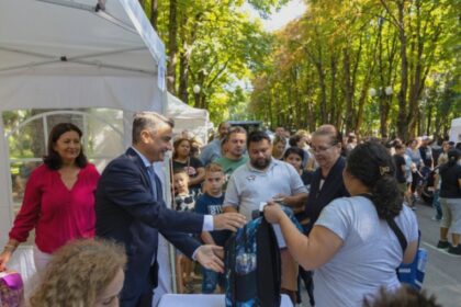 600 de elevi romani si ucraineni din iasi primesc sprijin pentru noul an scolar 68b8245f569f7