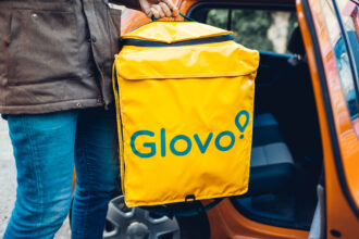 a spart doua restaurante si a furat banii donati de clienti pentru pisici si caini o geanta glovo cateva seturi de pahare si un ceainic turcesc 68c614b6aa0a5