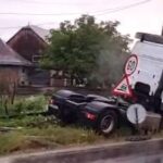 accident din cauza carosabilului ud un sofer a pus la pamant un stalp si un gard 68c05ea79f15e