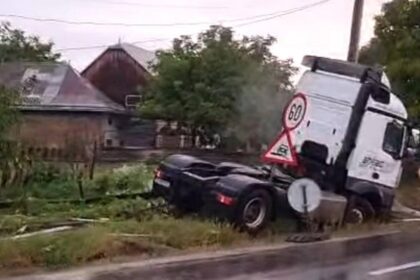 accident din cauza carosabilului ud un sofer a pus la pamant un stalp si un gard 68c05ea79f15e