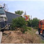 accident grav in judetul giurgiu un tir incarcat cu fier vechi a derapat si a pus la pamant un gard un stalp si mai multi copac 68bd867789df1
