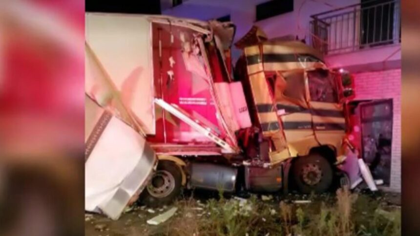 accident spectaculos in cluj napoca un tir a intrat intr un bloc dupa ce a avariat doua masini si un stalp 68c45d1035aca