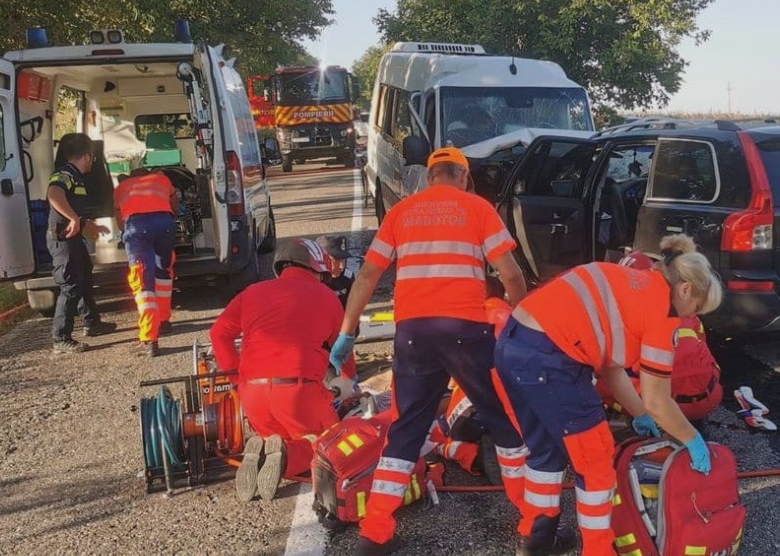 accident violent intre un autocar si un autoturism in botosani 21 de persoane implicate trei au decedat 68b7e8fe82b6a