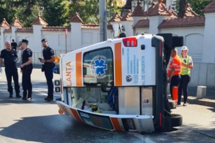 ambulanta in misiune rasturnata pe sosea doi raniti impact violent la piata leu din capitala 68c68d2c7ab09