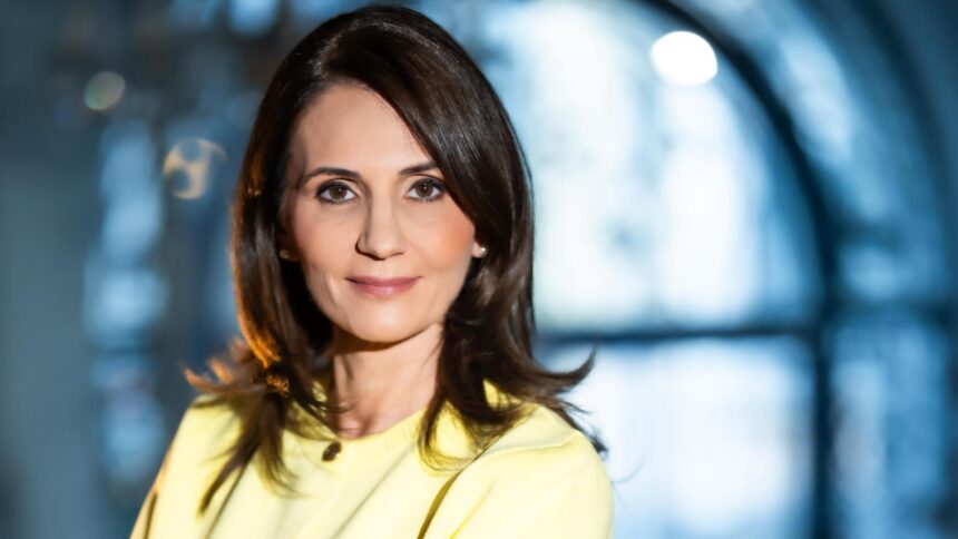 anca alexandrescu valentin naumescu este sinecurist cu state vechi 68c41325e036a