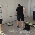 angajati ai companiei amazon iasi au transformat scoala din dumesti sase clase renovate intr o singura zi video 68b9b98795714
