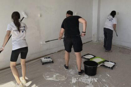 angajati ai companiei amazon iasi au transformat scoala din dumesti sase clase renovate intr o singura zi video 68b9b98795714