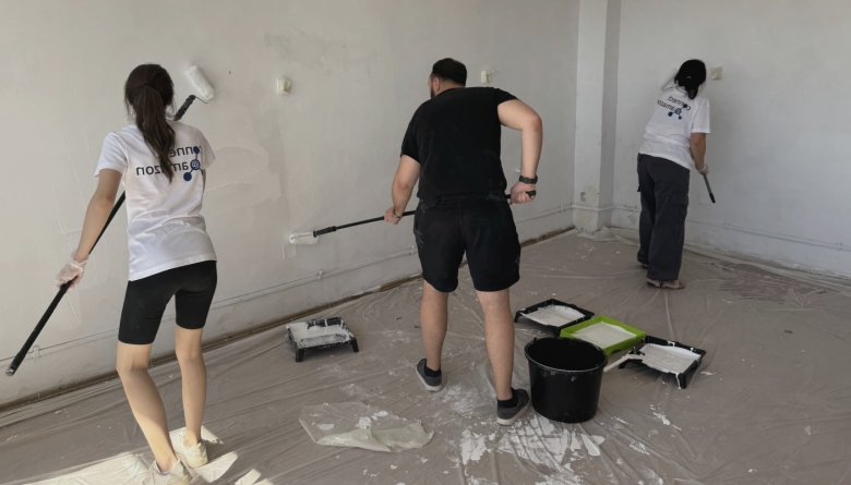 angajati ai companiei amazon iasi au transformat scoala din dumesti sase clase renovate intr o singura zi video 68b9b98795714