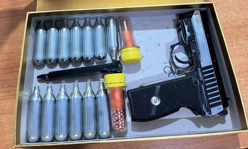 arma neletala si munitiile aferente ascunse intr o cutie de parfum descoperite in vama 68beb53f34f4c