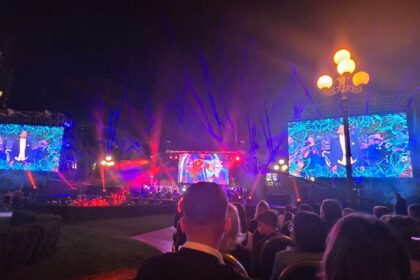 atmosfera feerica in centrul orasului artistii operei din iasi au coborat in gradina de la palas foto video 68c712244fb14