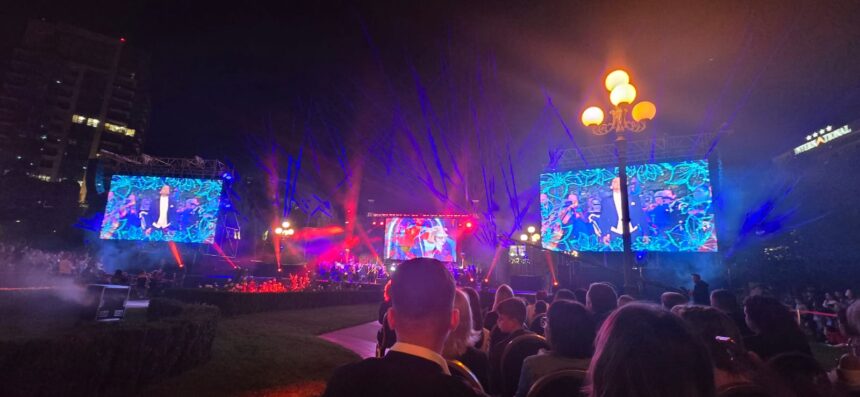 atmosfera feerica in centrul orasului artistii operei din iasi au coborat in gradina de la palas foto video 68c712244fb14