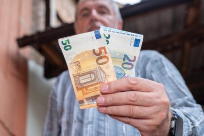 banca centrala europeana ne sfatuieste sa punem bani de o parte pentru zile negre 68d4e97beafab