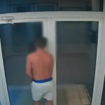 barbat drogat si dezbracat surprins intrand in mai multe apartamente locatarii socati de incident 68d1b922c285b