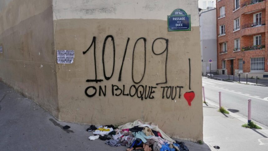 blocam totul francezii ameninta cu haos national dupa prabusirea guvernului fotoliul lui macron se clatina 68c07869d48ee