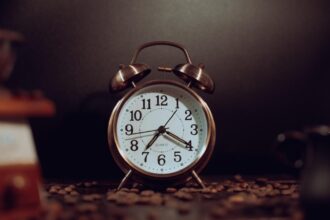 cand se da ceasul la ora de iarna in 2025 de ce schimbarea are loc doar in weekend 68c7c983de844