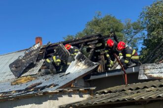 casa distrusa de o candela uitata aprinsa 68d147fa23f56