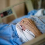 caz care i a lasat pe medicii ieseni muti de uimire pacienta de 100 de ani ajutata sa vina la upu de fiica de 80 de ani cazuse din pat 68ccac1fa53b5