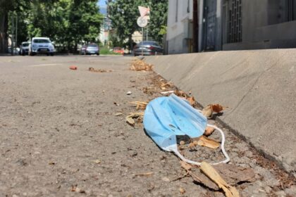 caz din vremea covid doi scandalagii care au agresat o vanzatoare si un politist au fost pusi la punct de judecatori 68db257633519