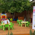 ce mare retailer sta in spatele unui proiect inedit a transformat un copac din curtea gradinitei miroslava intr un spatiu de invatare vor urca in nuc 200 de copii 68d4e9905550e