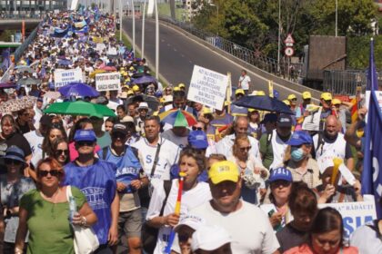 ce spune bolojan despre protestul profesorilor care a scos mii de oameni nemultumiti in strada 68bf39099cefa