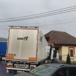 circulatie ingreunata pe valea oltului dupa coliziunea a doua tir uri foto 68c3d08503f1a