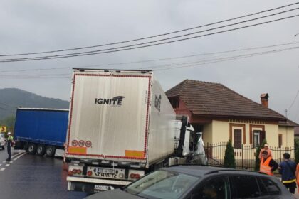 circulatie ingreunata pe valea oltului dupa coliziunea a doua tir uri foto 68c3d08503f1a