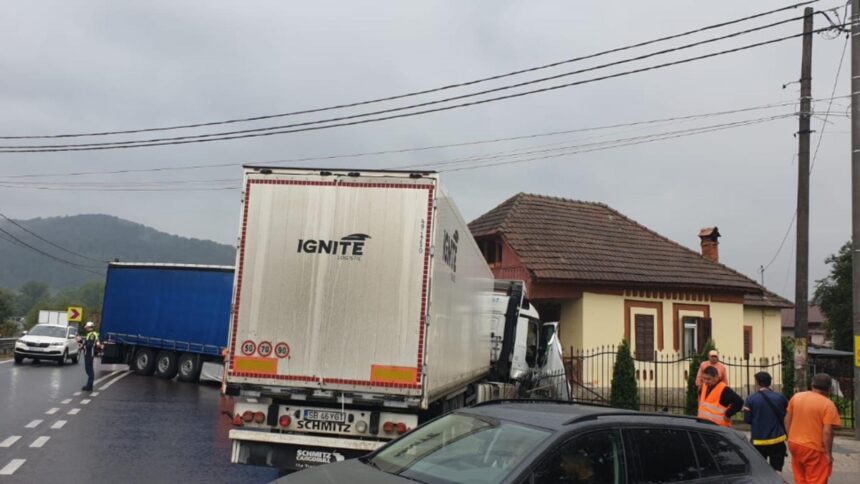 circulatie ingreunata pe valea oltului dupa coliziunea a doua tir uri foto 68c3d08503f1a