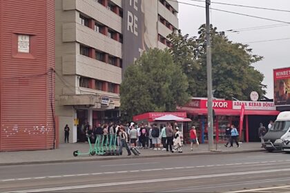 coada pana in strada la caminul t17 din tudor studentii isi iau camerele in primire foto 68d3b9311d9a6