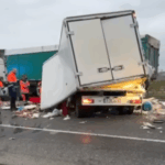 coliziune violenta pe e85 intre un camion plin cu carne si o autoutilitara 68d4d99dc0292