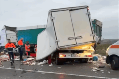 coliziune violenta pe e85 intre un camion plin cu carne si o autoutilitara 68d4d99dc0292