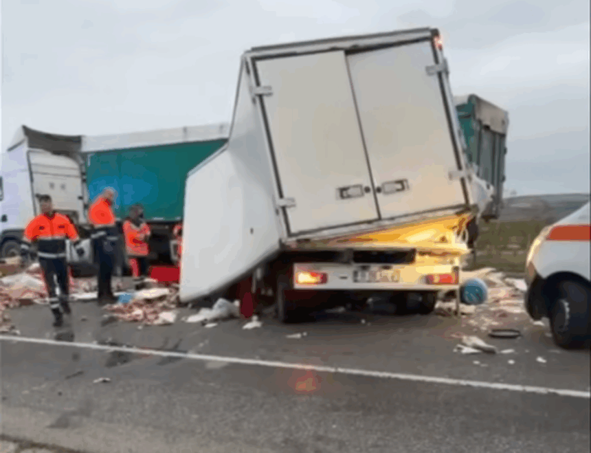 coliziune violenta pe e85 intre un camion plin cu carne si o autoutilitara 68d4d99dc0292