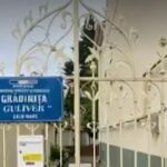 controversa la o gradinita din romania copiii imbracati in uniforme asemanatoare celor din comunism in prima zi de scoala 68c0558671946