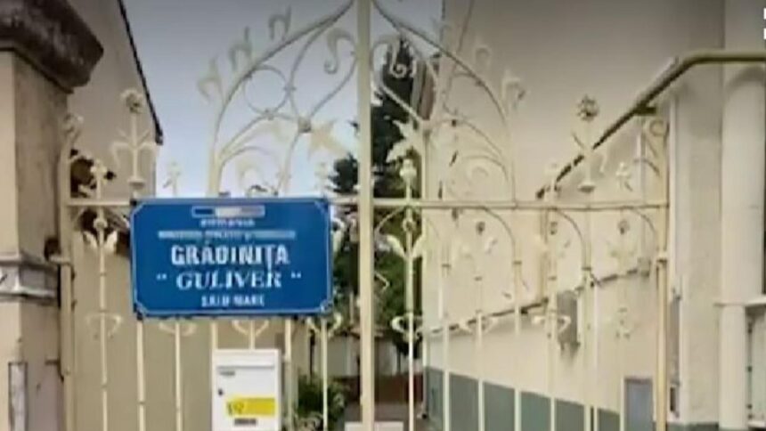 controversa la o gradinita din romania copiii imbracati in uniforme asemanatoare celor din comunism in prima zi de scoala 68c0558671946