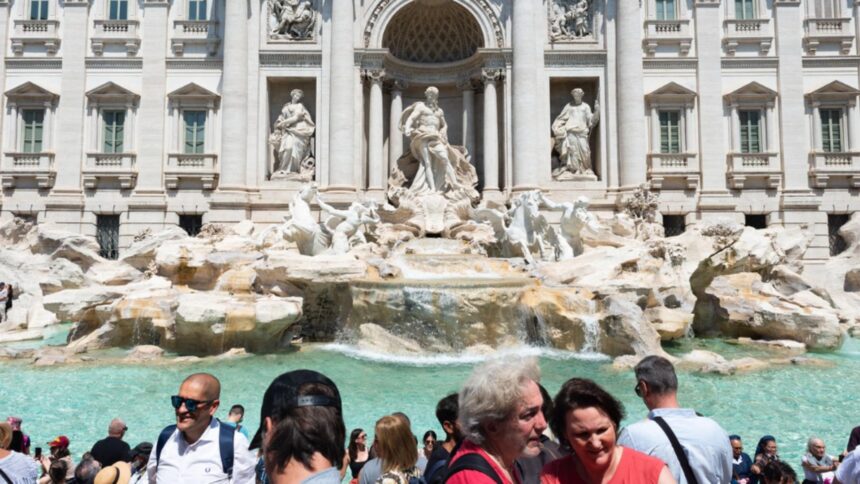 cum a reusit o banda de romani sa i lase fara un ban in buzunare pe turistii care vizitau fontana din trevi din roma 68bebf5ab3c9d