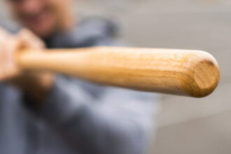 cum se mai fac afaceri in lumea imobiliarilor ieseni l a pus pe furnizorul de usi in genunchi l a batut si l a inregistrat spunand in fals ca a primit toti banii 68d1eb028fb20