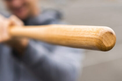 cum se mai fac afaceri in lumea imobiliarilor ieseni l a pus pe furnizorul de usi in genunchi l a batut si l a inregistrat spunand in fals ca a primit toti banii 68d1eb028fb20