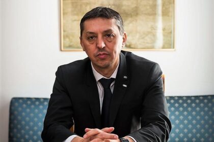 daniel david anunta ca isi va da demisia din functia de ministru al educatiei daca motiunea simpla va fi adoptata 68c58eefbb430
