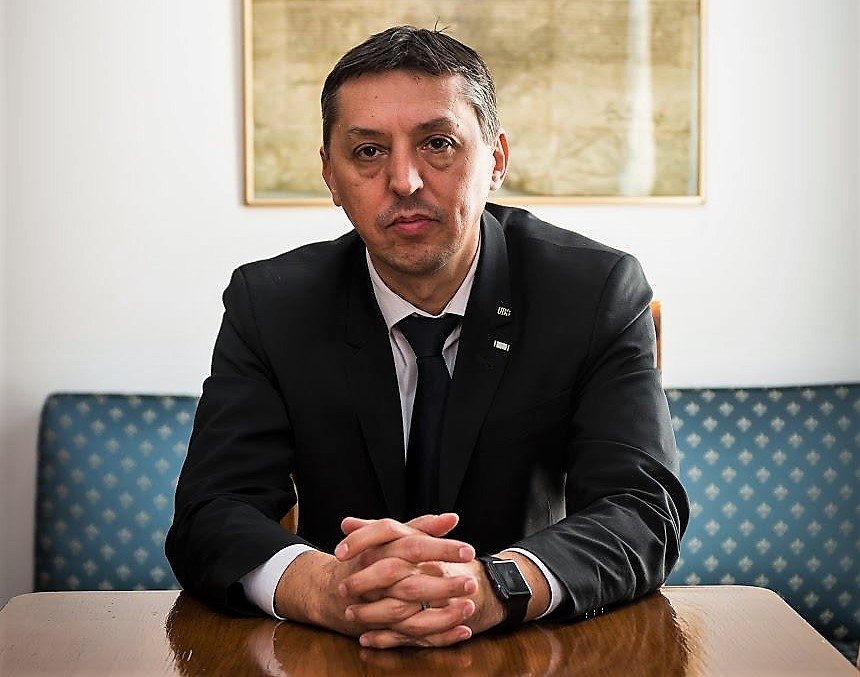 daniel david anunta ca isi va da demisia din functia de ministru al educatiei daca motiunea simpla va fi adoptata 68c58eefbb430