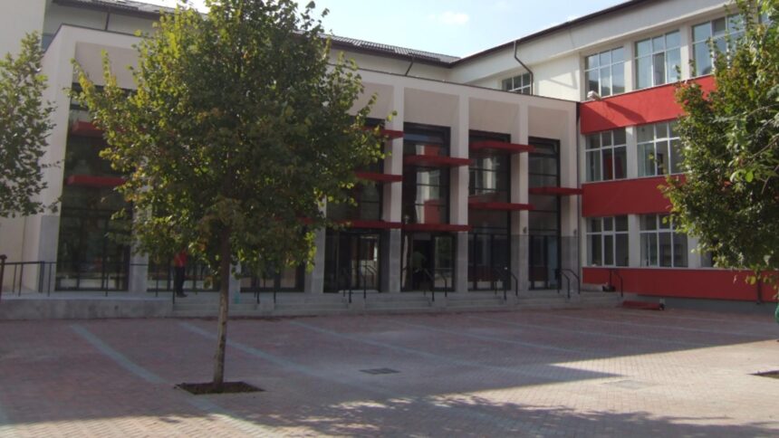 demisie in bloc la cea mai mare scoala din bucuresti inainte de inceperea noului an scolar 68bc6bba52577