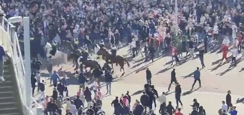 doi oficiali de la ajax amsterdam agresati la meciul cu psv 68dad48d5a6a6