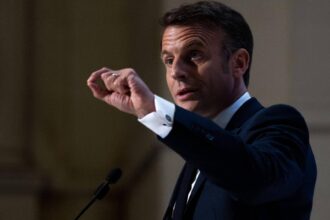 emmanuel macron prabusire istorica presedintele frantei are cel mai mic procent de cand e la putere doar doi din zece francezi il mai sustin 68dc1d4ada081